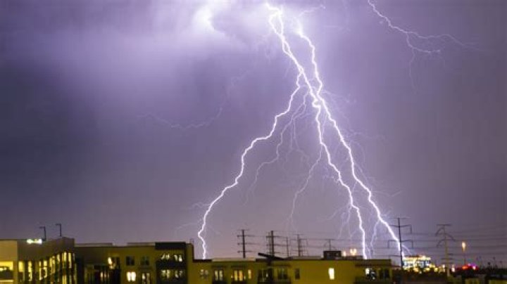 
Arizona dad saves 12-year-old daughter after she was struck by lightning 