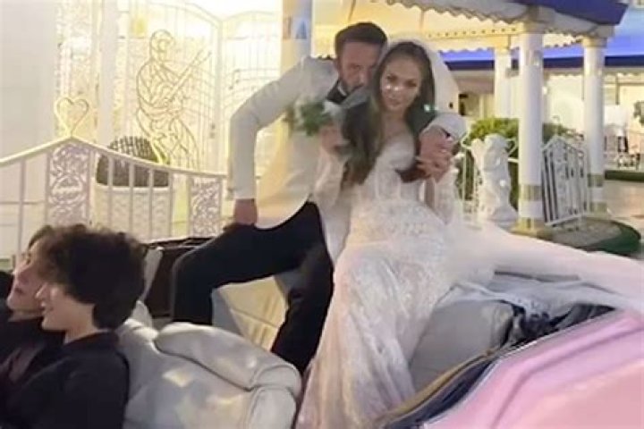 
Jennifer Lopez Celebrates ‘One of The Best Years Yet’ by Sharing Never-Seen-Before Wedding Photos 