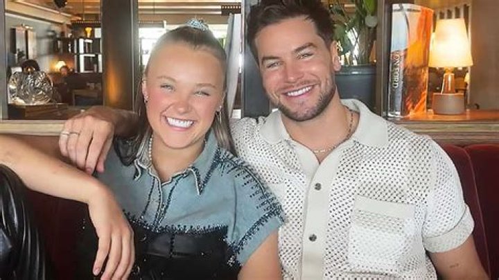 JoJo Siwa Dating Kylie Prew Or Mark Bontempo: Does She Have A Boyfriend In 2022? Gay Partner