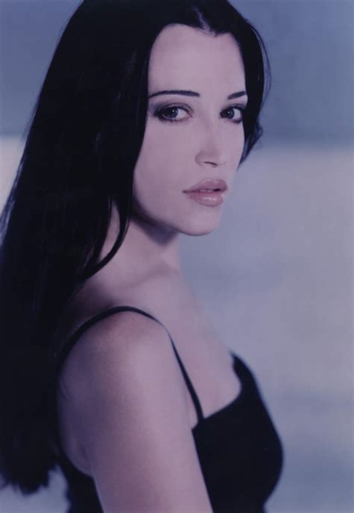 Leslie Bega Height, Weight, Net Worth, Age, Birthday, Wikipedia, Who, Nationality, Biography