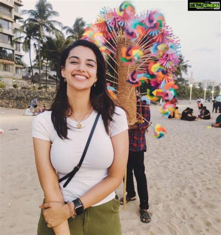 Meenakshi Chaudhary Height, Weight, Net Worth, Age, Birthday, Wikipedia, Who, Instagram, Biography