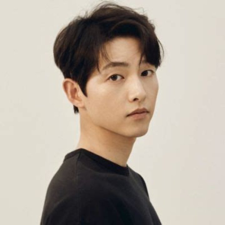 
Song Joong Ki Has Revealed His Relationship With A Non-Celebrity British Woman 